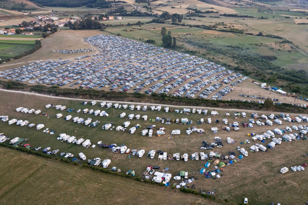 Vista aerea di un camping festival con tende organizzate su ampi prati
